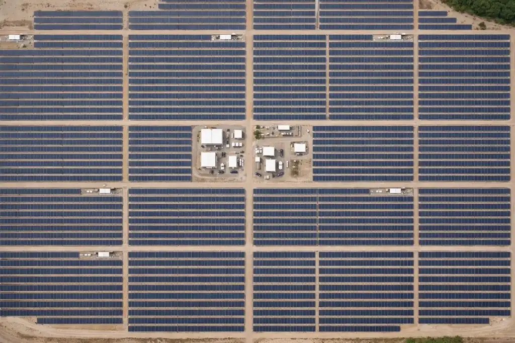 Fotografía aérea cenital de planta solar fotovoltaica
