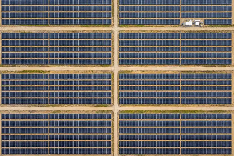 Fotografía aérea cenital de planta solar fotovoltaica con drone Matrice 350 RTK