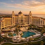 Fachada aérea de hotel 5 estrellas en hora dorada capturada con drone DJI Inspire 3